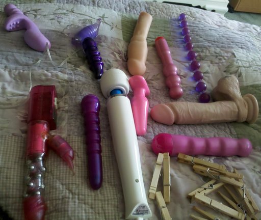 Блудливая цыпочка развлекается самостоятельно с секс игрушками